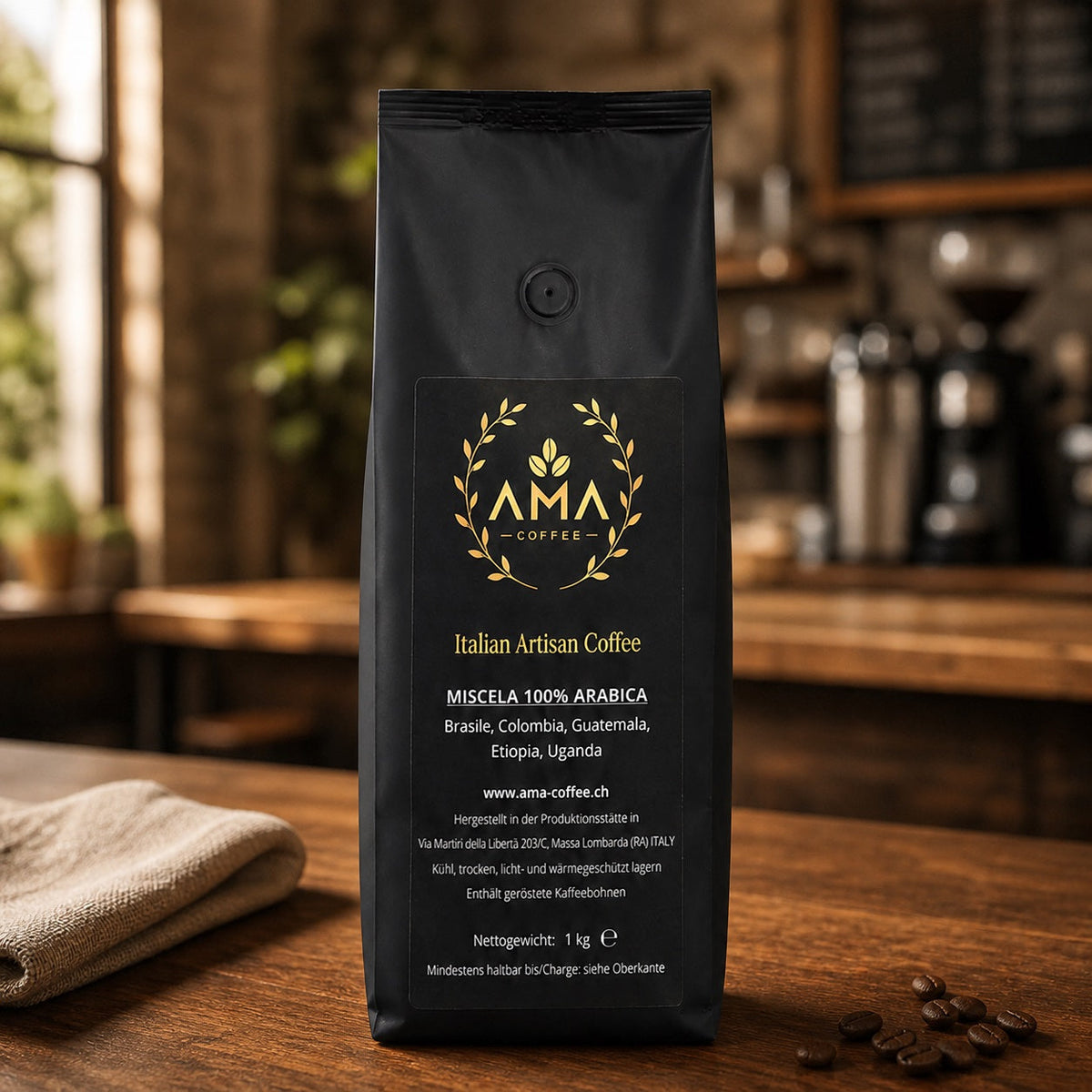 
                  
                    Ama Premium 100 % Arabica, 1-kg-Packung in einer Kaffeerösterei
                  
                